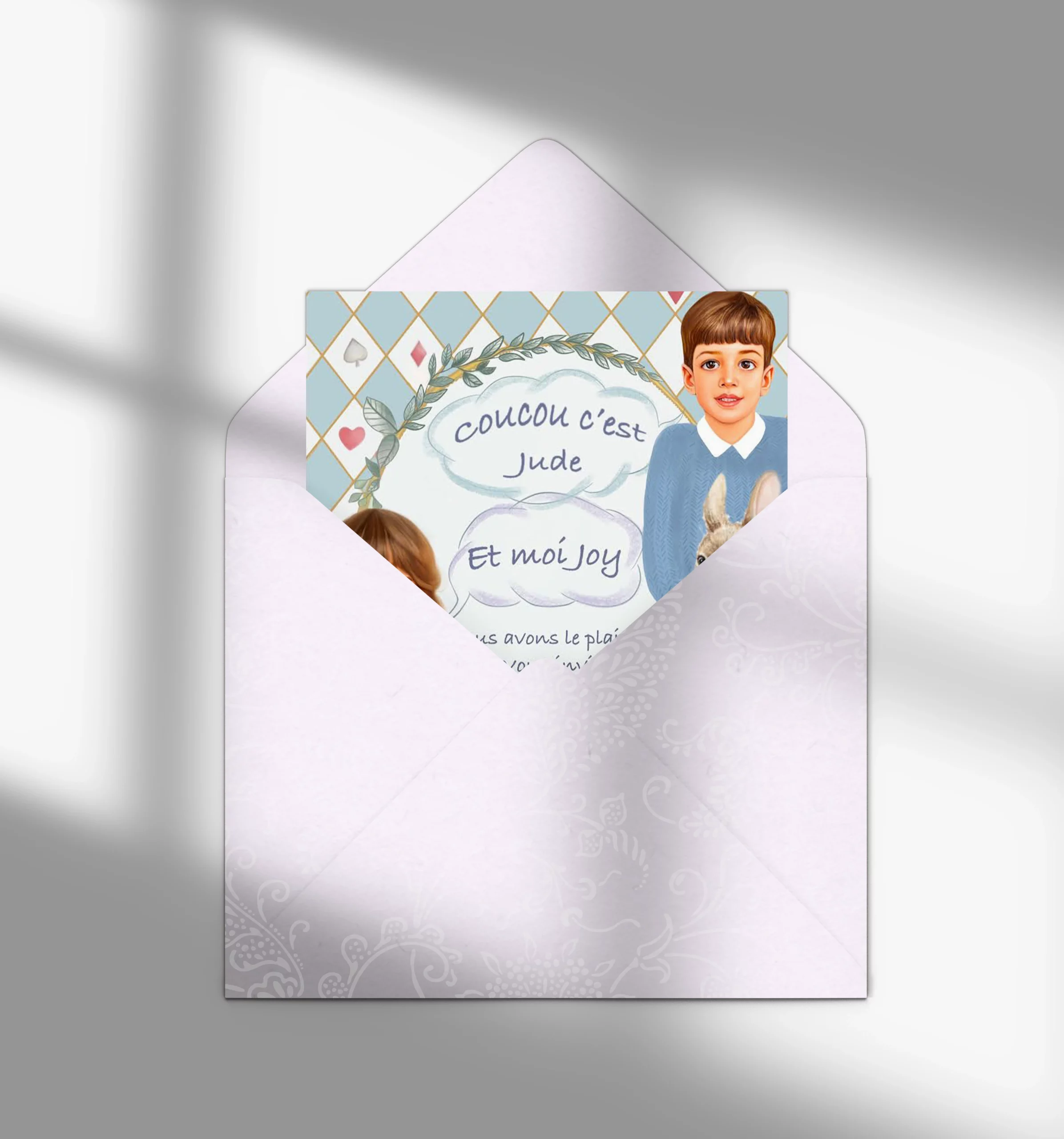 Carte d'invitation d'anniversaire illustrée présentée dans son enveloppe assortie.